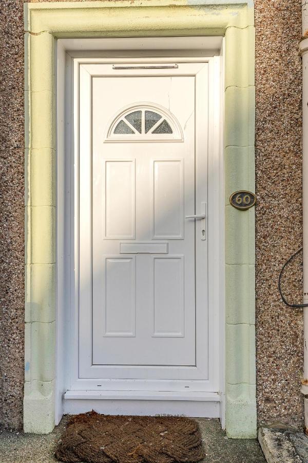 Modern & Spacious 2 Bedroom House - Free Parking - Front & Back Garden - Private Main Door Entrance เอดินบะระ ภายนอก รูปภาพ