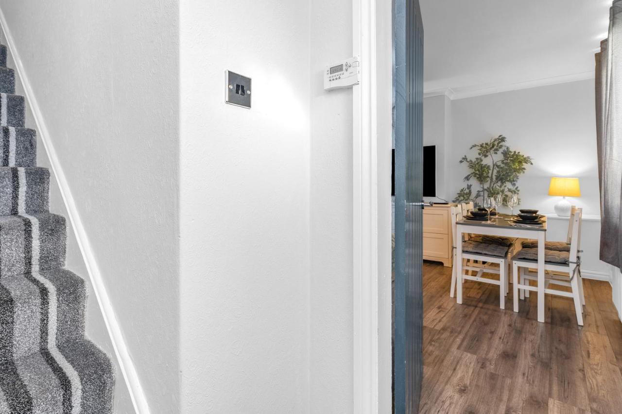 Modern & Spacious 2 Bedroom House - Free Parking - Front & Back Garden - Private Main Door Entrance เอดินบะระ ภายนอก รูปภาพ