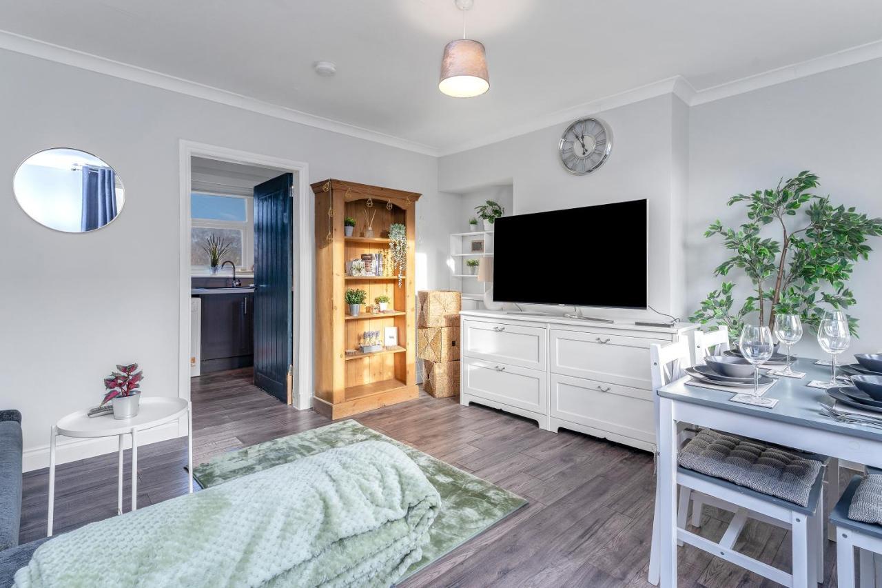 Modern & Spacious 2 Bedroom House - Free Parking - Front & Back Garden - Private Main Door Entrance เอดินบะระ ภายนอก รูปภาพ