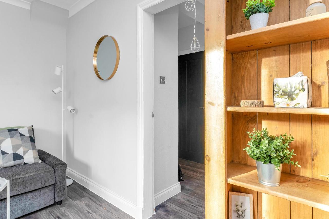 Modern & Spacious 2 Bedroom House - Free Parking - Front & Back Garden - Private Main Door Entrance เอดินบะระ ภายนอก รูปภาพ