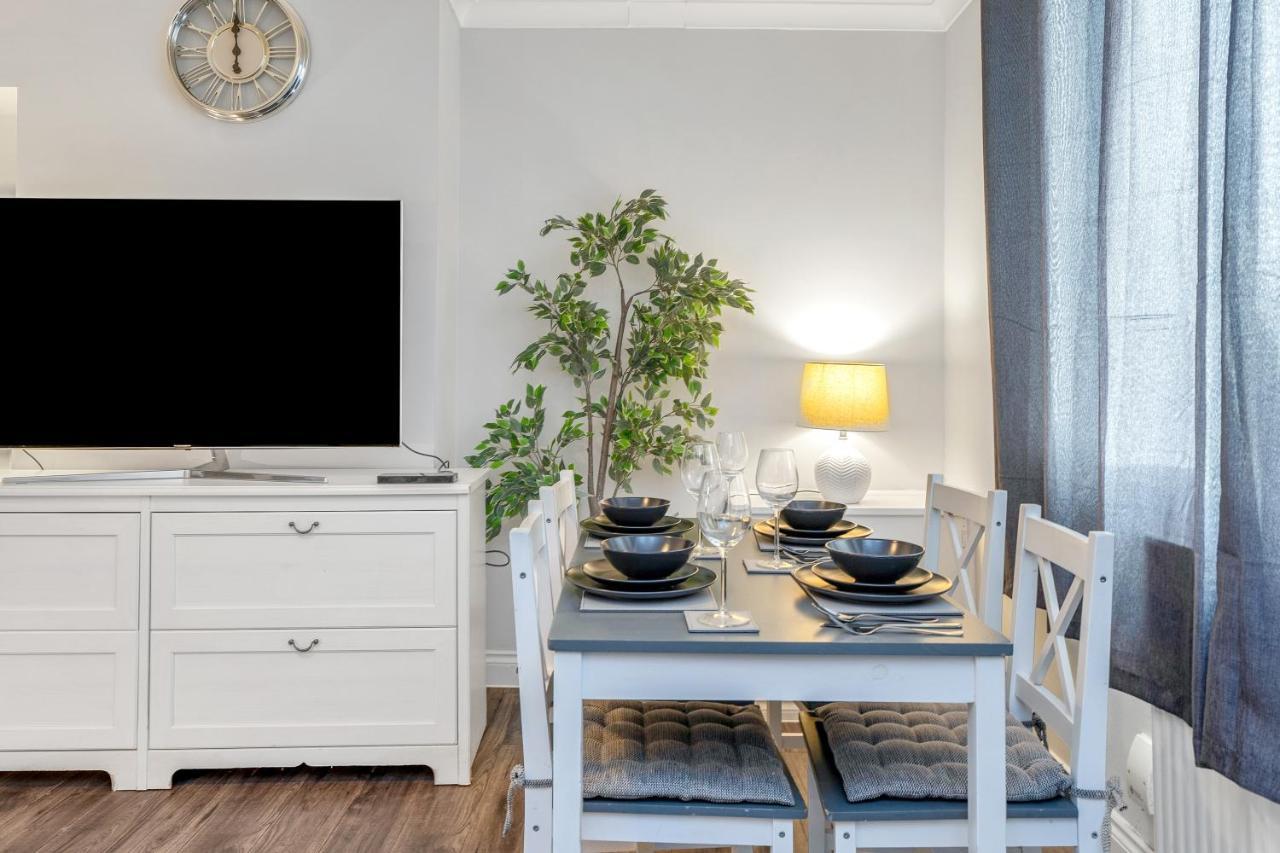 Modern & Spacious 2 Bedroom House - Free Parking - Front & Back Garden - Private Main Door Entrance เอดินบะระ ภายนอก รูปภาพ