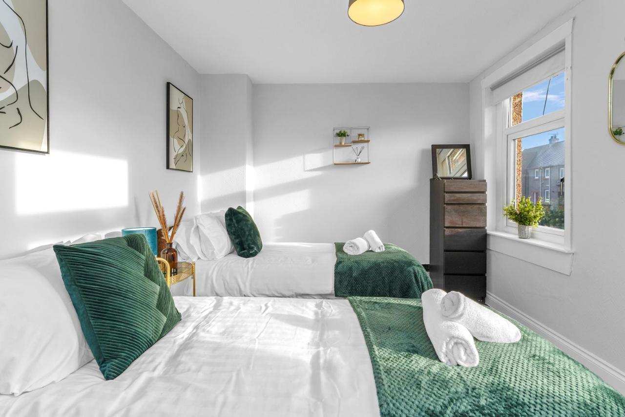 Modern & Spacious 2 Bedroom House - Free Parking - Front & Back Garden - Private Main Door Entrance เอดินบะระ ภายนอก รูปภาพ