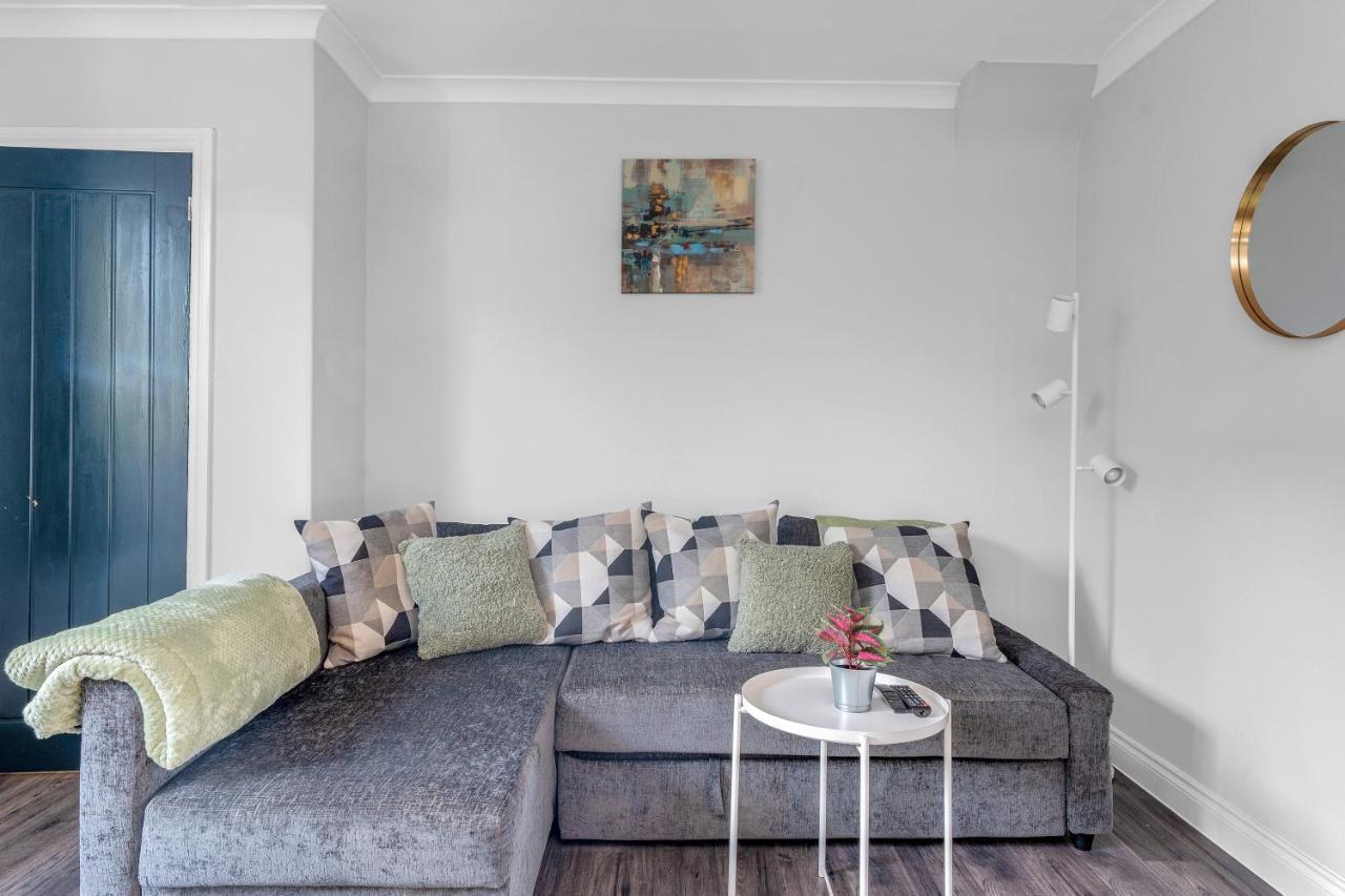 Modern & Spacious 2 Bedroom House - Free Parking - Front & Back Garden - Private Main Door Entrance เอดินบะระ ภายนอก รูปภาพ